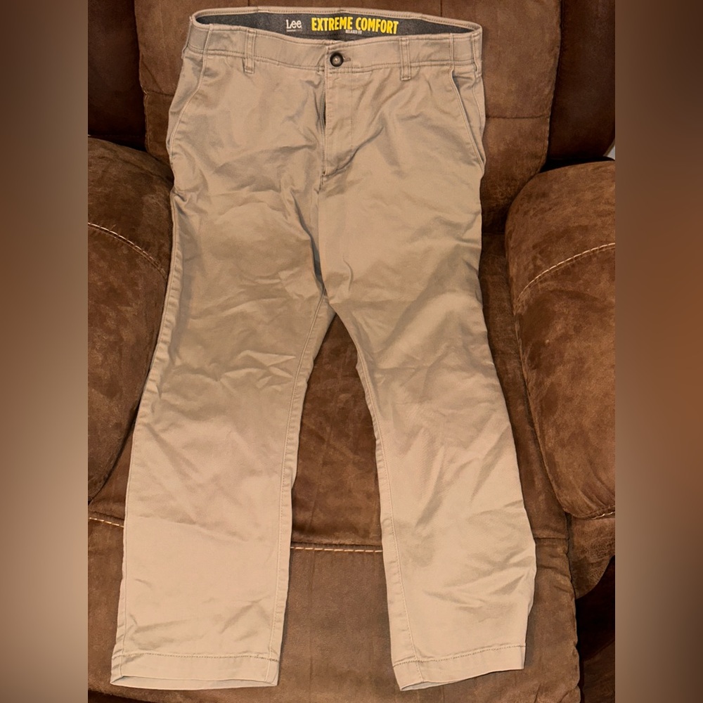 Lee Extreme Comfort relaxed fit khakis. (34x32)